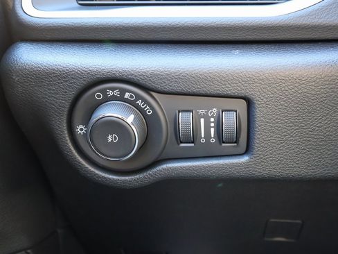 Used 2025 Chrysler Pacifica Select image 30