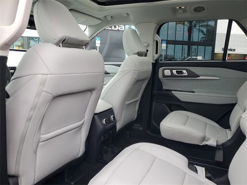 Used 2025 Ford Explorer Platinum w/ Ultimate Package image 10