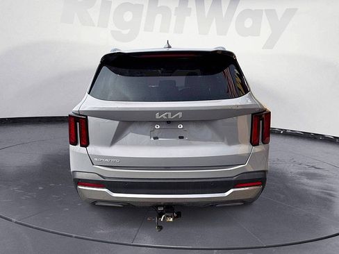 Used 2024 Kia Sorento S image 4