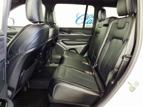 Used 2023 Jeep Grand Cherokee Overland AWD/4WD image 8