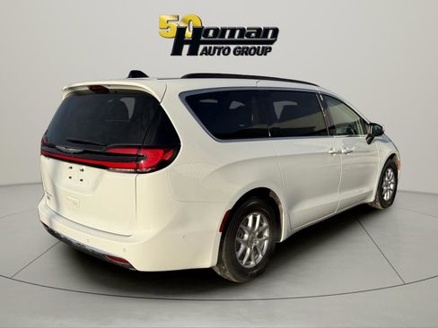 Used 2023 Chrysler Pacifica Touring-L image 5