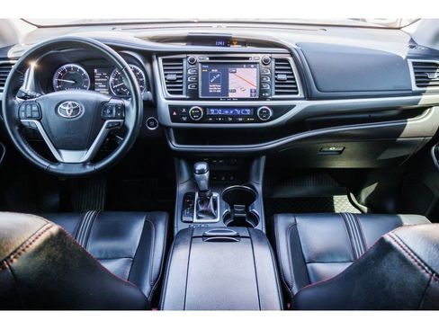 Used 2019 Toyota Highlander SE w/ Nightshade Edition AWD/4WD image 12