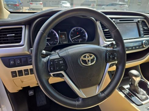 Used 2017 Toyota Highlander Limited FWD image 15
