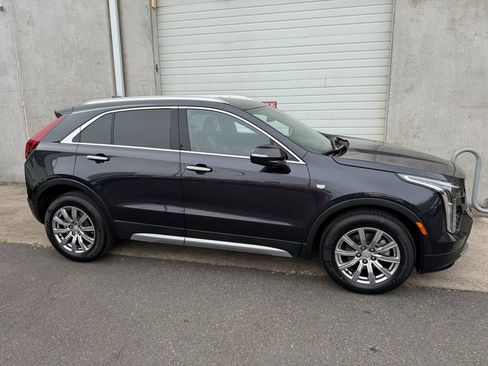 Used 2023 Cadillac XT4 Premium Luxury image 3