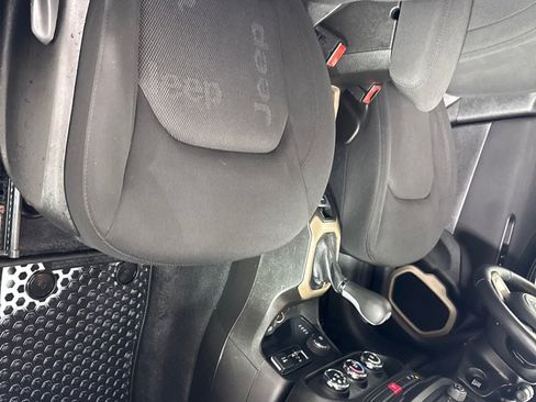 Used 2017 Jeep Renegade Latitude w/ Cold Weather Group image 27