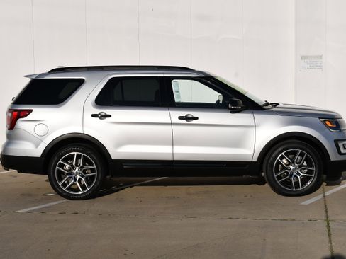Used 2017 Ford Explorer Sport w/ Equipment Group 401A image 5