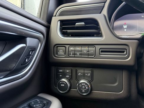 Used 2022 GMC Yukon SLT w/ SLT Premium Package image 12