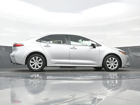 Used 2025 Toyota Corolla LE FWD image 31