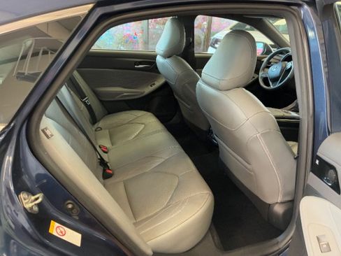 Used 2019 Toyota Avalon Limited image 27