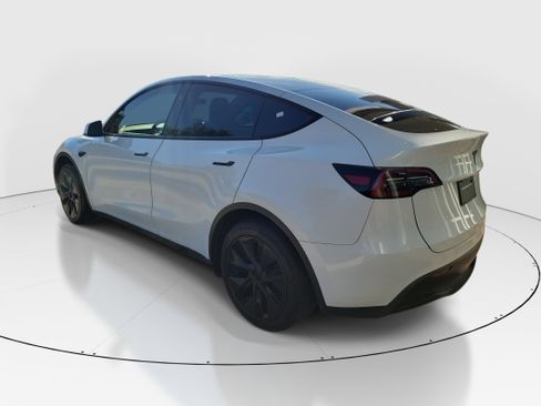 Used 2024 Tesla Model Y Long Range RWD image 5