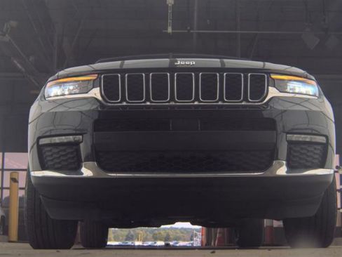 Used 2023 Jeep Grand Cherokee L Limited AWD/4WD image 4