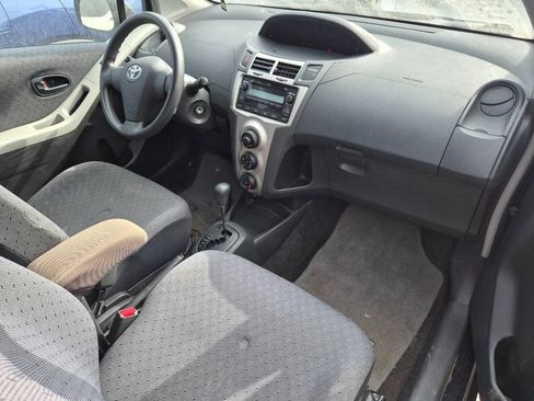 Used 2010 Toyota Yaris 2-Door Hatchback image 8