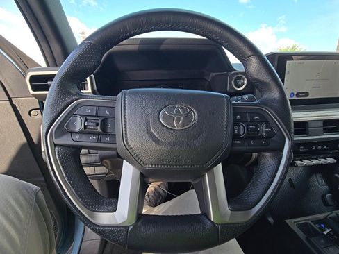Used 2025 Toyota 4Runner SR5 AWD/4WD image 13