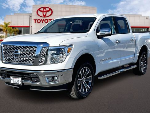 Used 2018 Nissan Titan SL image 11