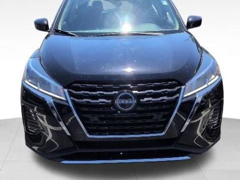 Used 2023 Nissan Kicks SV FWD image 2