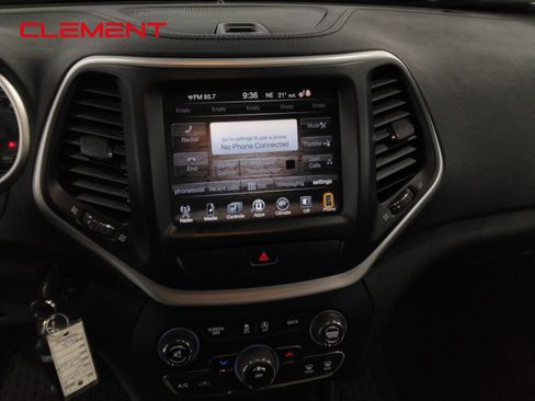 Used 2015 Jeep Cherokee Latitude w/ Cold Weather Group AWD/4WD image 19