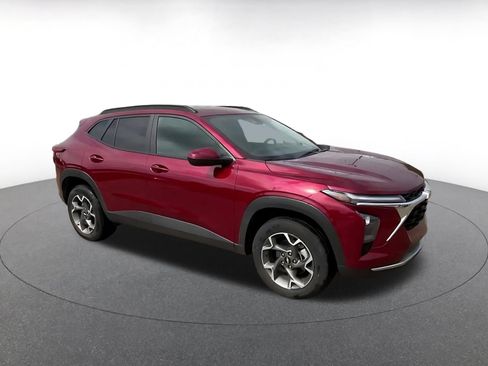 Used 2025 Chevrolet Trax LT FWD image 2