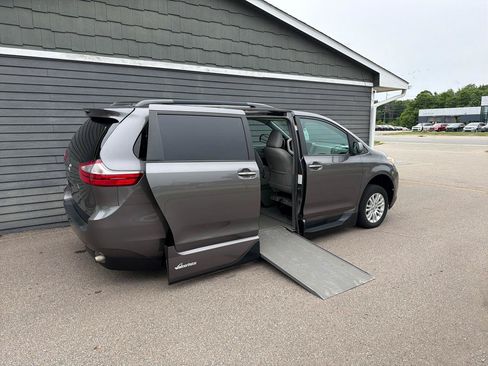 Used 2017 Toyota Sienna XLE FWD image 4