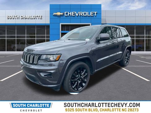Used 2017 Jeep Grand Cherokee Altitude RWD image 1