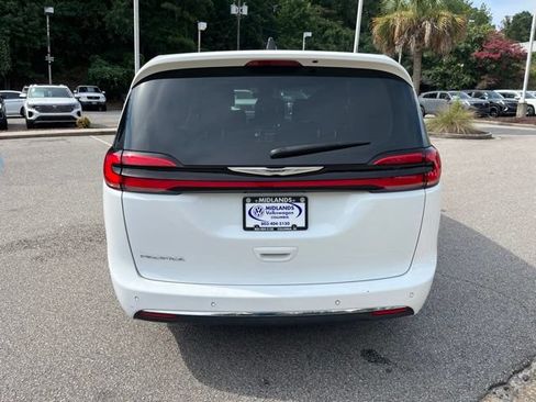 Used 2023 Chrysler Pacifica Touring-L FWD image 33