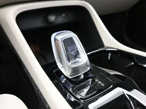 Used 2025 Volvo XC40 B5 Plus AWD/4WD image 12
