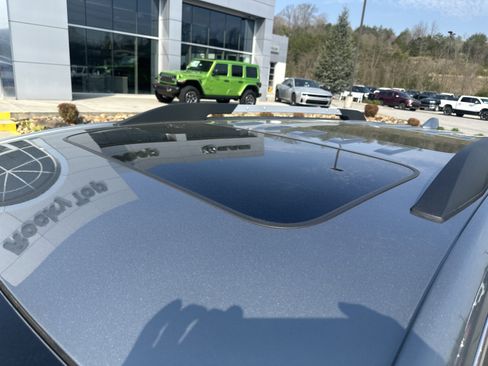 Used 2023 GMC Acadia SLE w/ Driver Convenience Package image 12