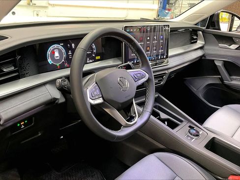 New 2026 Volkswagen Tiguan SE image 8