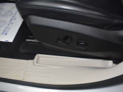 Used 2023 Chrysler Pacifica Touring-L FWD image 15