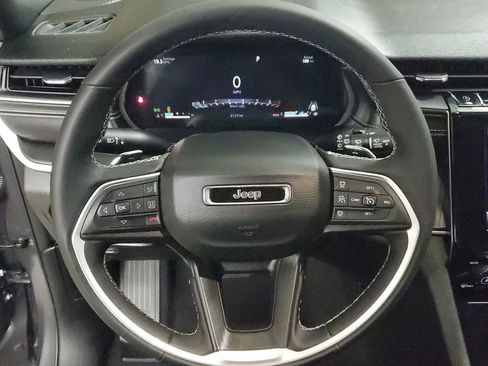 Used 2025 Jeep Grand Cherokee Altitude image 28