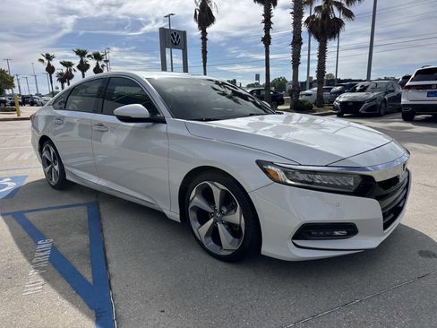 Used 2018 Honda Accord Touring image 3