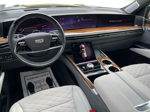 Used 2025 Cadillac Escalade Sport Platinum w/ LPO, ONYX Package image 11