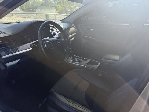 Used 2016 Toyota Camry SE image 2