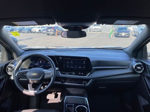 Used 2025 Chevrolet Equinox LT image 32