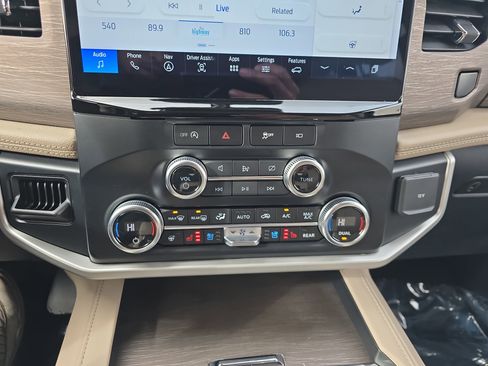 Used 2024 Ford Expedition Limited image 23