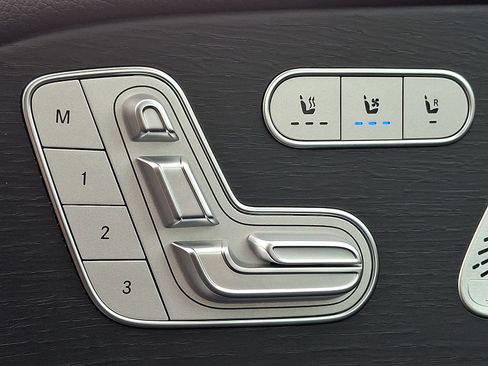 Certified 2025 Mercedes-Benz GLS 450 4MATIC image 25