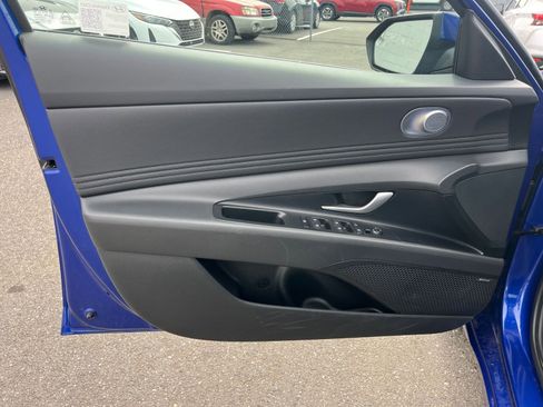 Used 2025 Hyundai Elantra Limited image 18