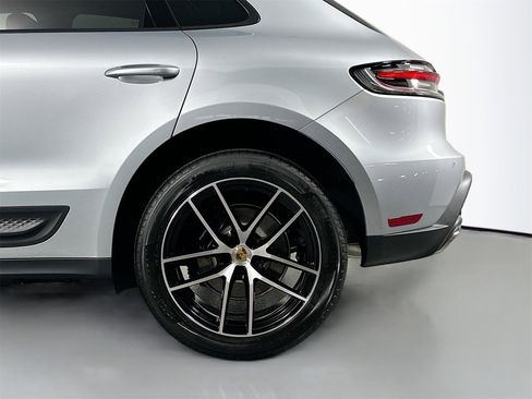 Certified 2025 Porsche Macan image 12