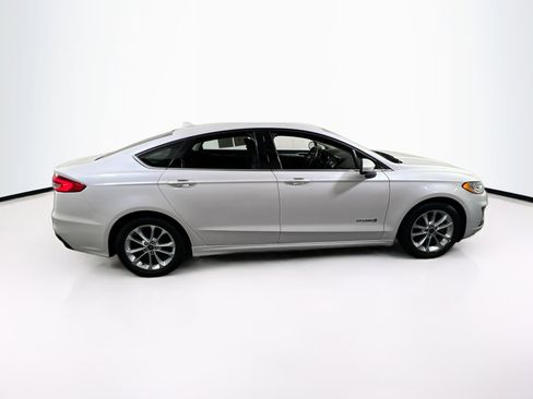 Used 2019 Ford Fusion SE FWD image 4