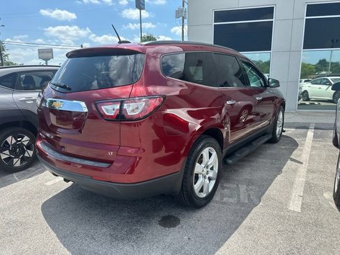 Used 2017 Chevrolet Traverse LT w/ Style and Technology Package FWD image 3