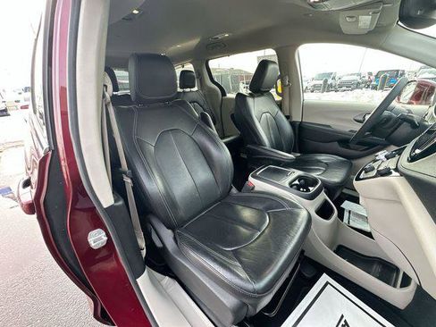 Certified 2022 Chrysler Pacifica Touring-L image 26