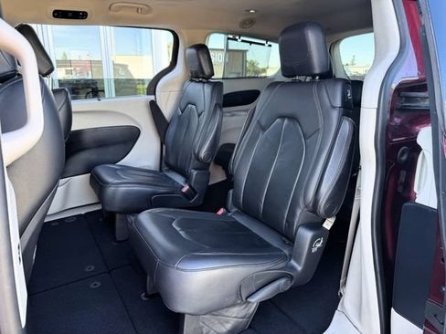 Used 2017 Chrysler Pacifica Touring-L FWD image 18
