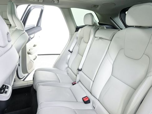 Used 2023 Volvo XC60 B5 Ultimate FWD image 23