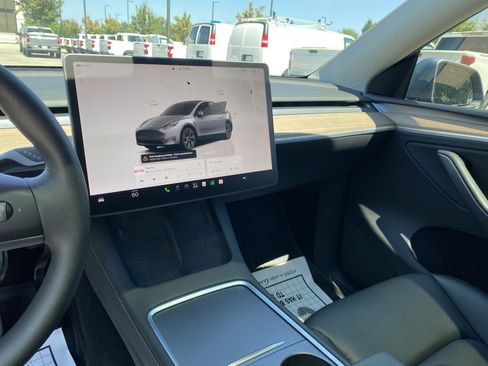 Used 2024 Tesla Model Y Long Range AWD/4WD image 17