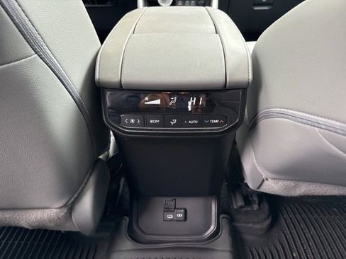 Used 2025 Toyota Highlander XLE AWD/4WD image 28