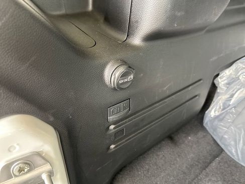 Used 2025 Jeep Wrangler Unlimited Sahara image 36