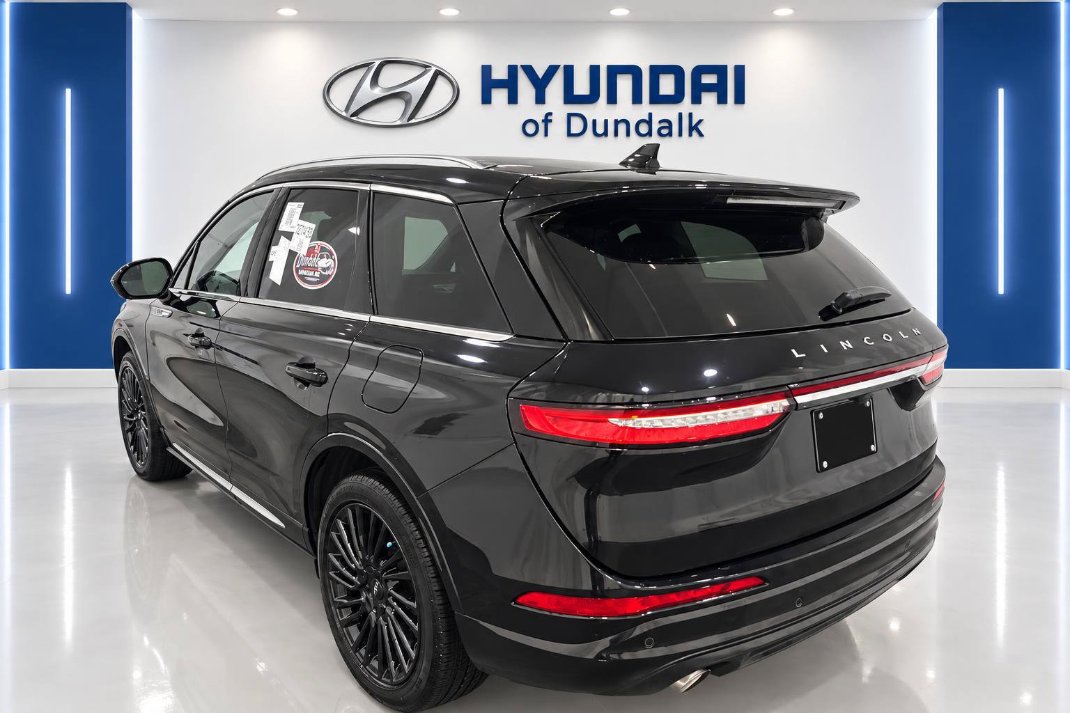 Used 2022 Lincoln Corsair Reserve w/ Luxury Package AWD/4WD image 2