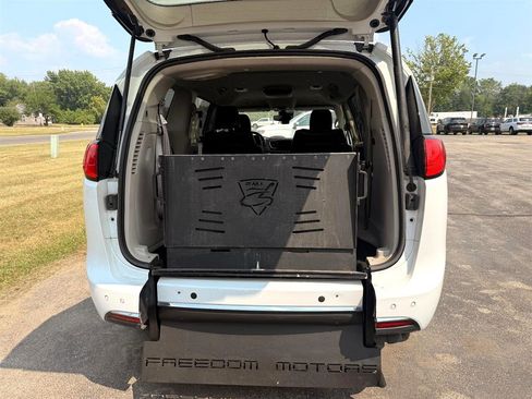 Used 2020 Chrysler Pacifica Touring-L w/ Advanced Safetytec Group image 21