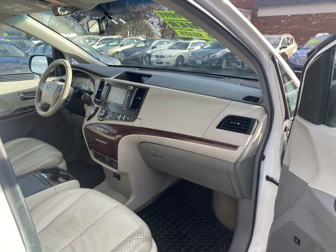 Used 2012 Toyota Sienna XLE image 19