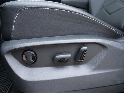 Certified 2025 Volkswagen Atlas SE image 16