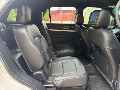 Used 2017 Ford Explorer XLT w/ Equipment Group 202A AWD/4WD image 25